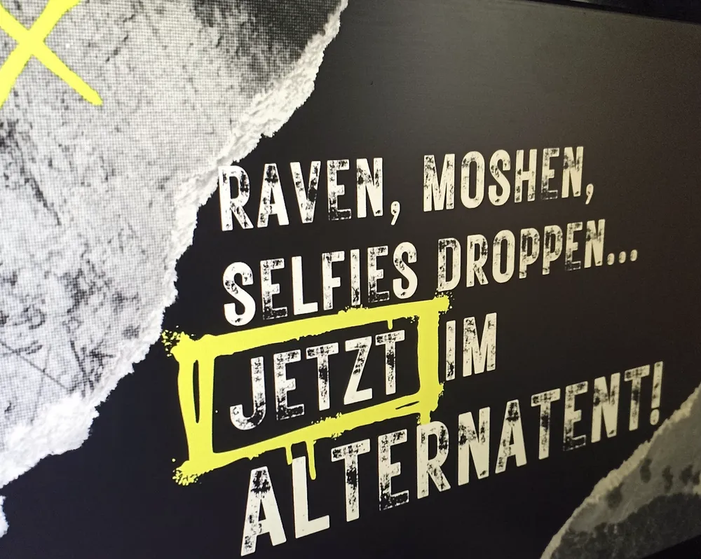 Screen mit Festival-Kampagne „Jetzt im Alternatent“