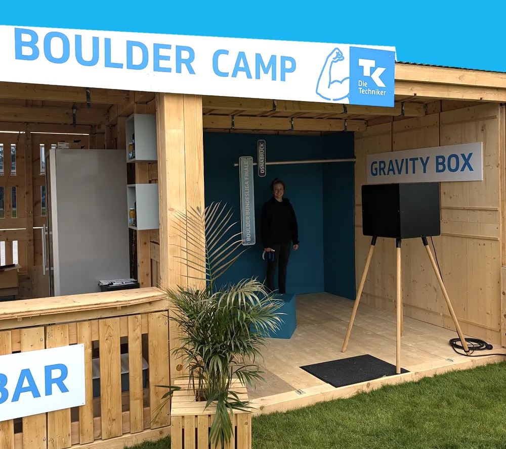 Holz-Fotospot Boulder Camp mit Kamera-Box auf Stativ