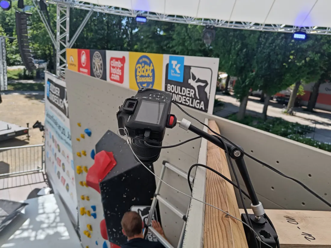 Kamera-Setup an einer Kletterwand bei der Boulder-Bundesliga