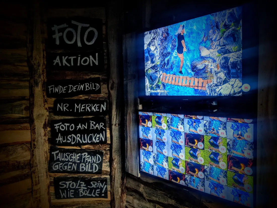 Foto-Aktion mit Screens an einer Holzwand