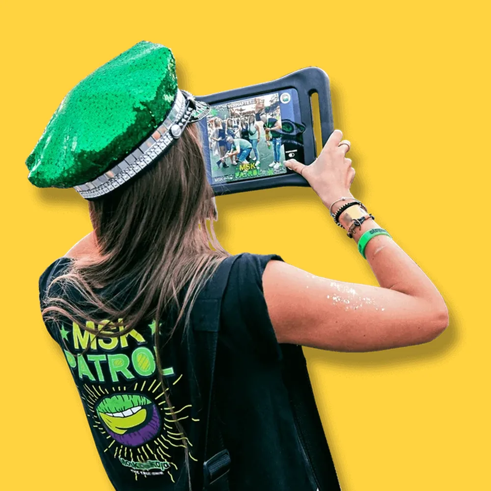 Person fotografiert mit dem Tablet auf einem Festival