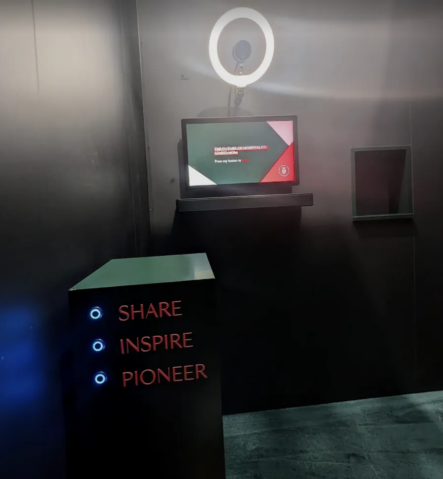 Interaktive Dunkelkammer mit Ringlicht, Bildschirm und Buzzer-Stele