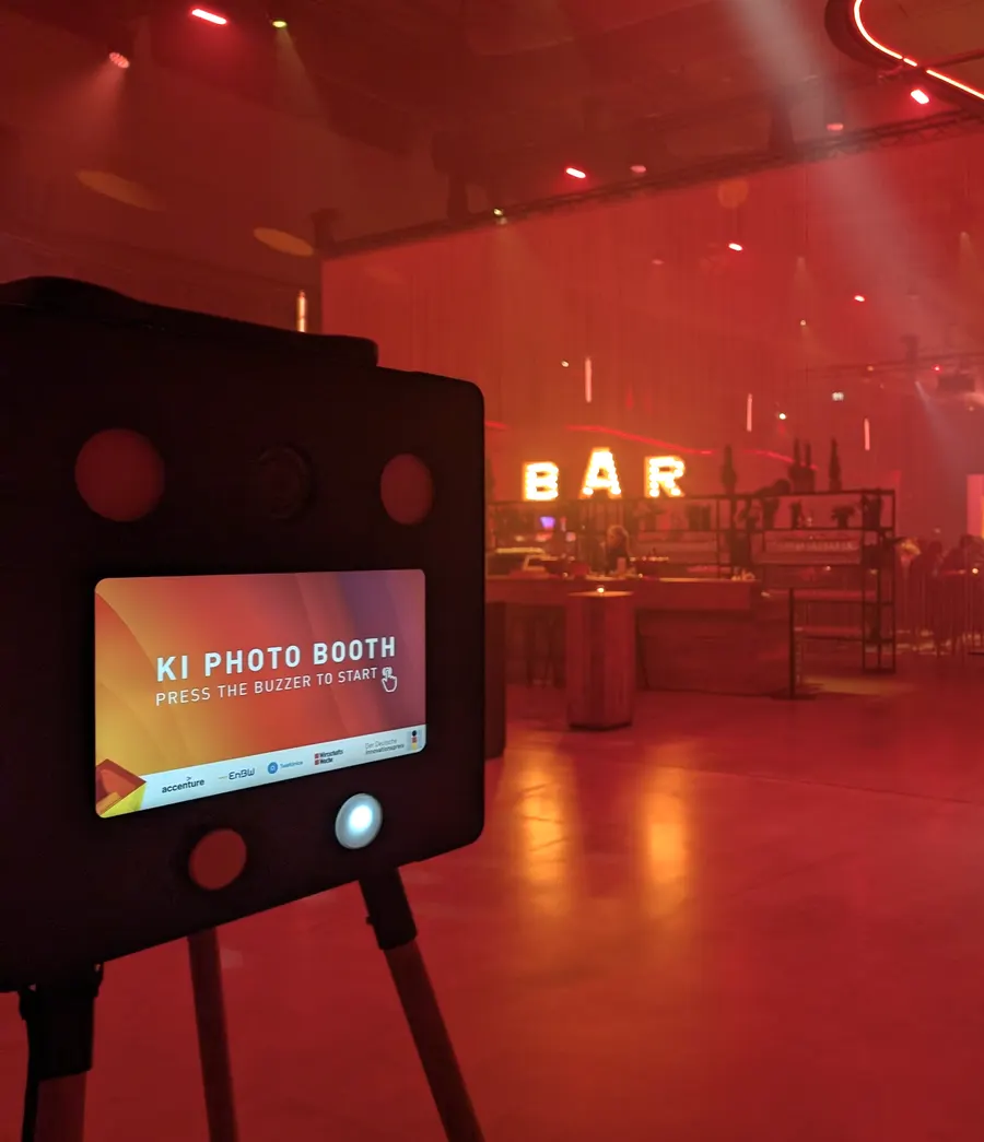 KI-Fotobox in einer Event-Location mit roter Beleuchtung