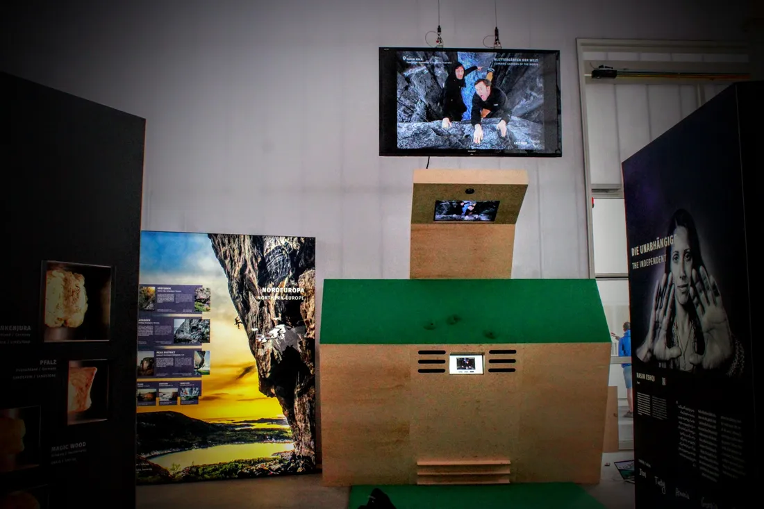 Ausstellungs-Kiosk mit Kamera und Live-Screen