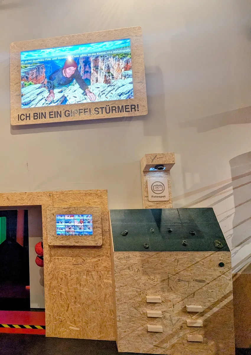 Holz-Fotospot mit Screen und Kamera-Stele