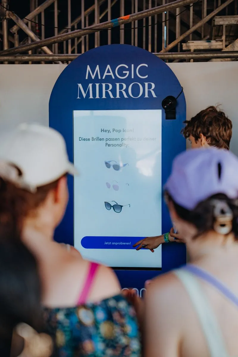 Magic Mirror: Brillen-Anprobe am Touch-Spiegel