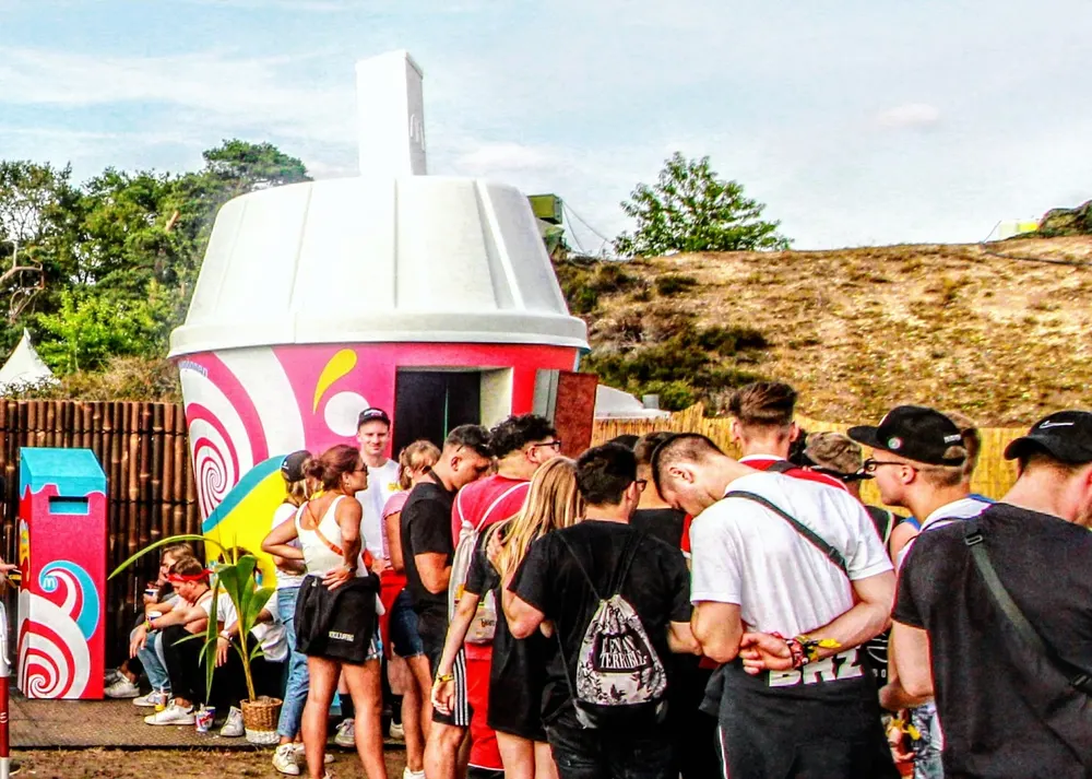 Begehbarer Riesen-Eisbecher auf einem Festival mit wartender Menschenschlange