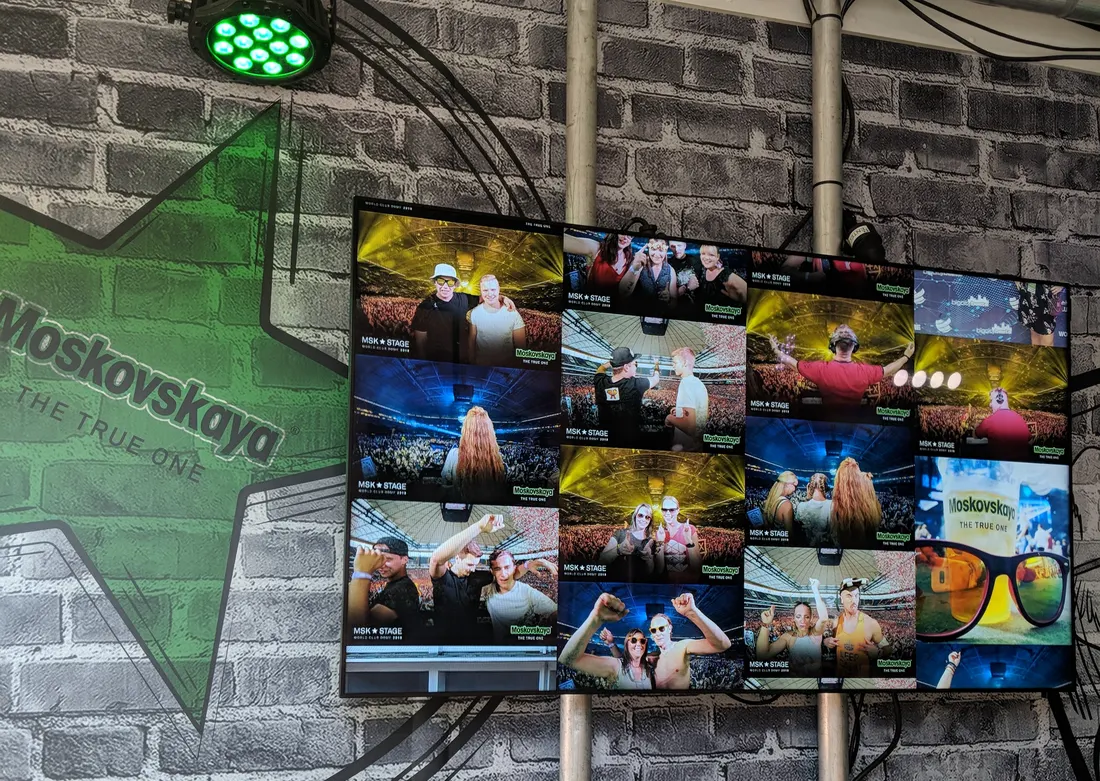 Live-Foto-Wand mit Festival-Fotos vor einer Backstein-Kulisse