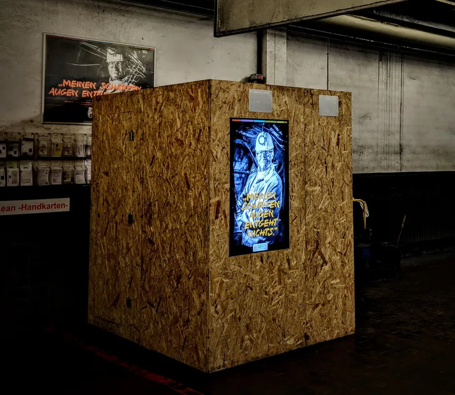Holz-Kiosk mit Screen in einer Halle