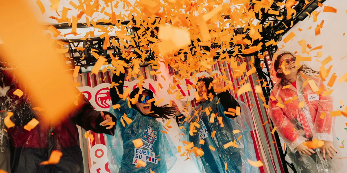 Konfetti-Moment vor einer Festival-Fotobox