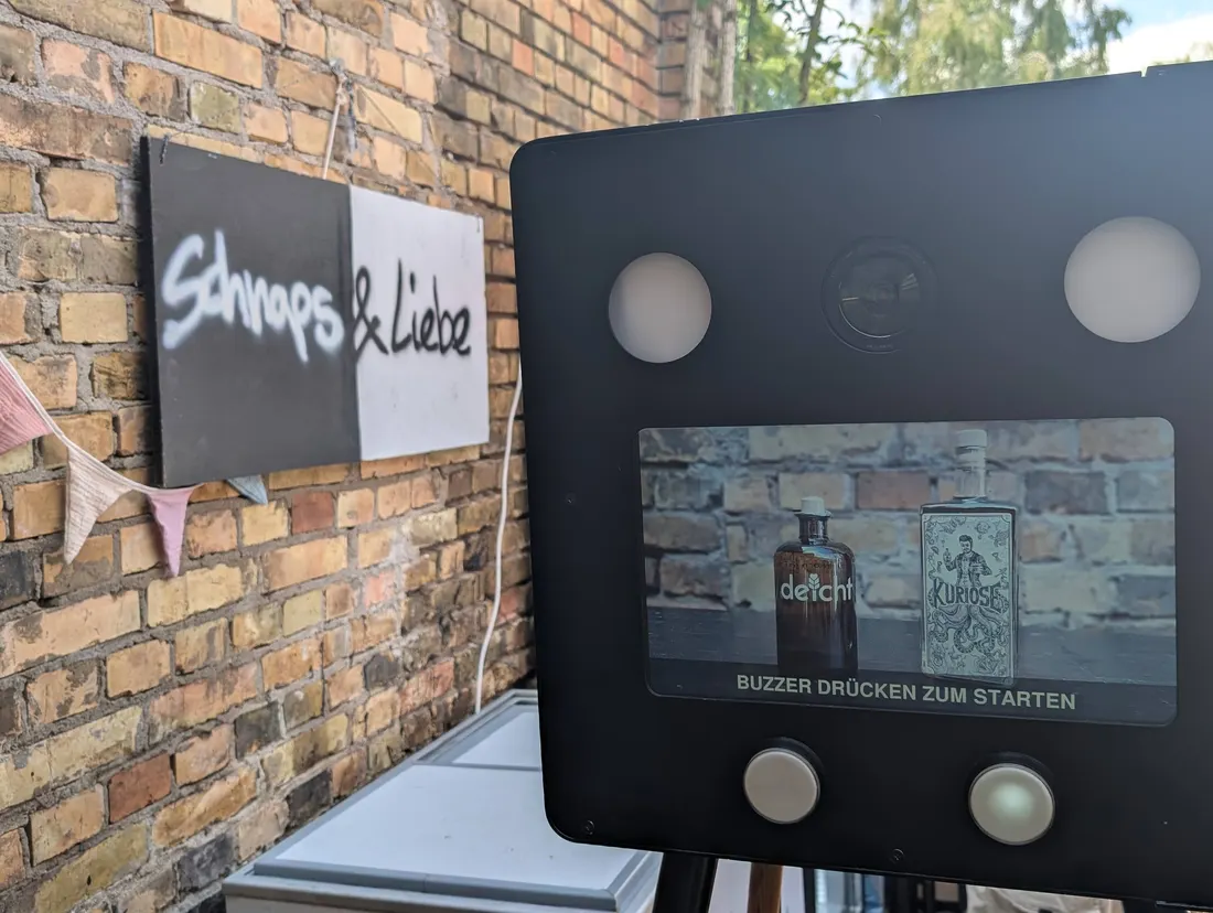 Fotobox mit Produkt-Screen vor Backsteinwand