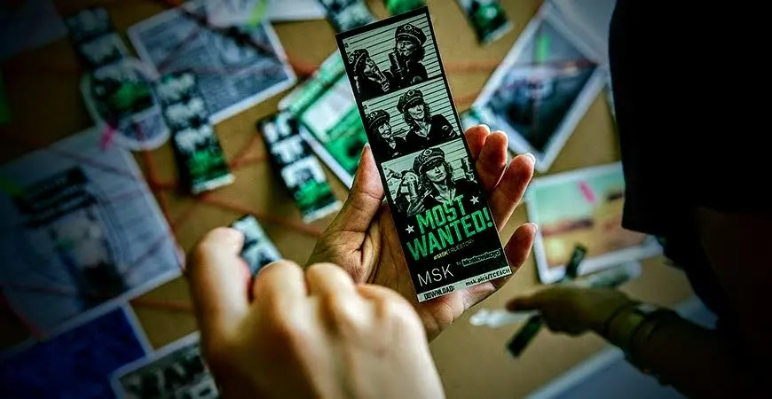 Fotostreifen in der Hand